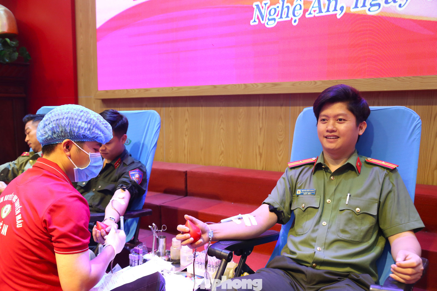 Đây là lần thứ 17, Thiếu tá Nguyễn Đình Khánh - Trưởng ban Thanh niên Công an tỉnh Nghệ An tham gia hiến máu. Theo anh Khánh, hiến máu là việc nên làm và cần thường xuyên làm. Bản thân anh vẫn duy trì mỗi năm tham gia hiến máu 2-3 lần. “Là người cán bộ trẻ, khoác trên mình bộ đồng phục Công an nhân dân, công tác trên quê hương Bác Hồ kính yêu, tôi thấy hiến máu là hoạt động nhân văn và ý nghĩa, có vai trò thiết thực trong việc cung ứng nguồn máu dự trữ của các bệnh viện. Đồng thời, hiến máu cũng giúp cơ thể được tái tạo nguồn máu mới, góp phần nâng cao sức khỏe của chính người hiến máu. “Mỗi giọt máu cho đi - Một cuộc đời ở lại”, mong từ những giọt máu của mình sẽ cứu giúp được ai đó khi lâm vào bệnh hiểm nghèo cần truyền máu gấp”, Thiếu tá Khánh chia sẻ.