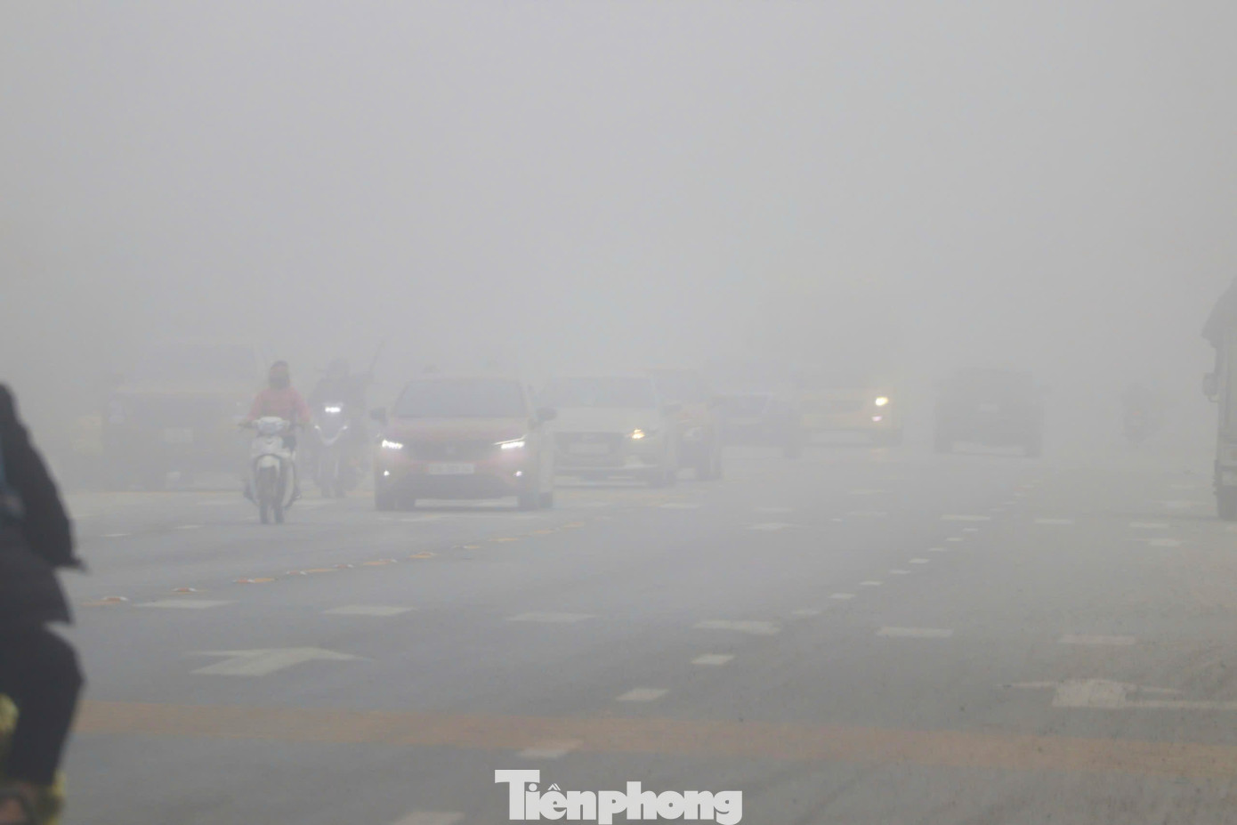 Trên tuyến đường Quốc lộ 46 đoạn qua phường Nghi Phú, xã Nghi Ân (TP Vinh), sương mù khiến tầm nhìn xa bị hạn chế xuống còn 3-4m, các phương tiện tham gia giao thông phải bật đèn cảnh báo.