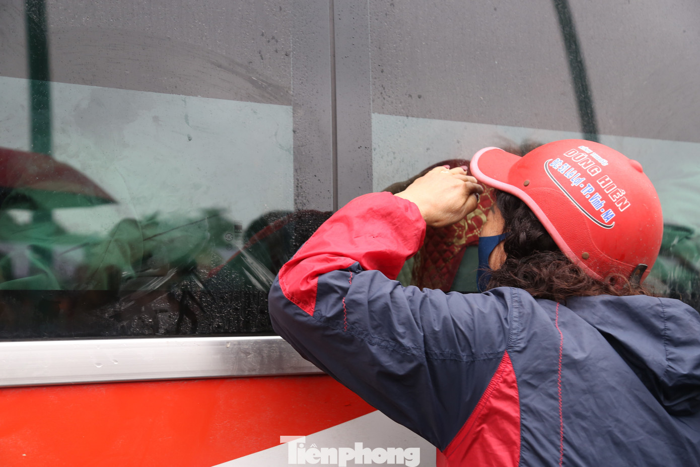 Người mẹ tìm đứa con trai thân yêu trước khi xe chuyển bánh. Người mẹ tìm đứa con trai thân yêu trước khi xe chuyển bánh.