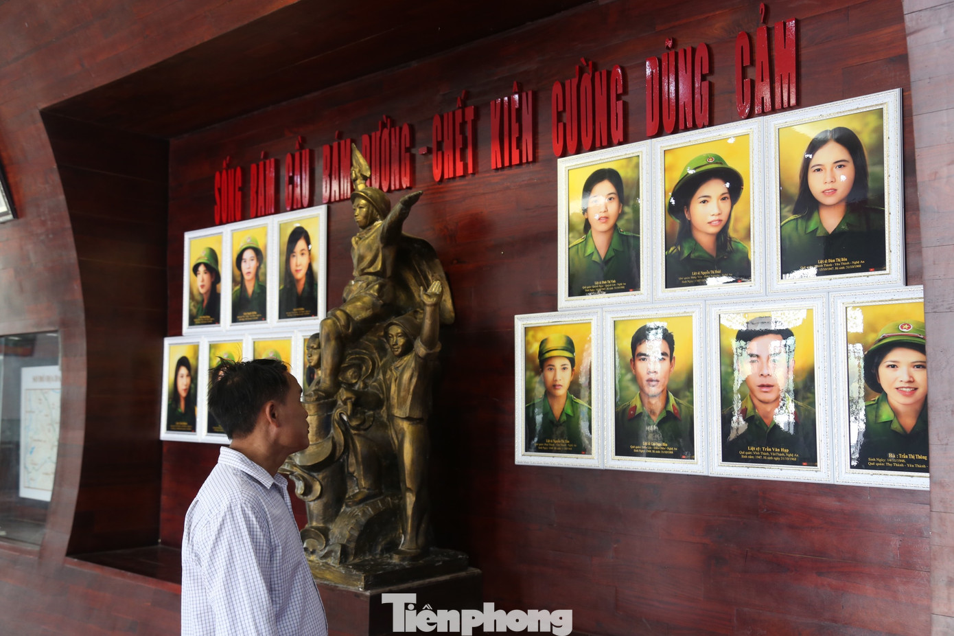 Những bức ảnh phục chế màu của 13 liệt sỹ thanh niên xung phong được đặt trang trọng tại khu Bảo tàng.