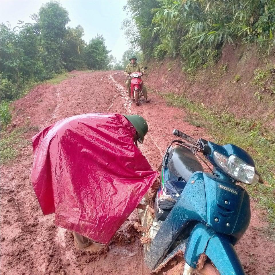 Bùn đất bám chặt trên chiếc xe máy của các thầy giáo