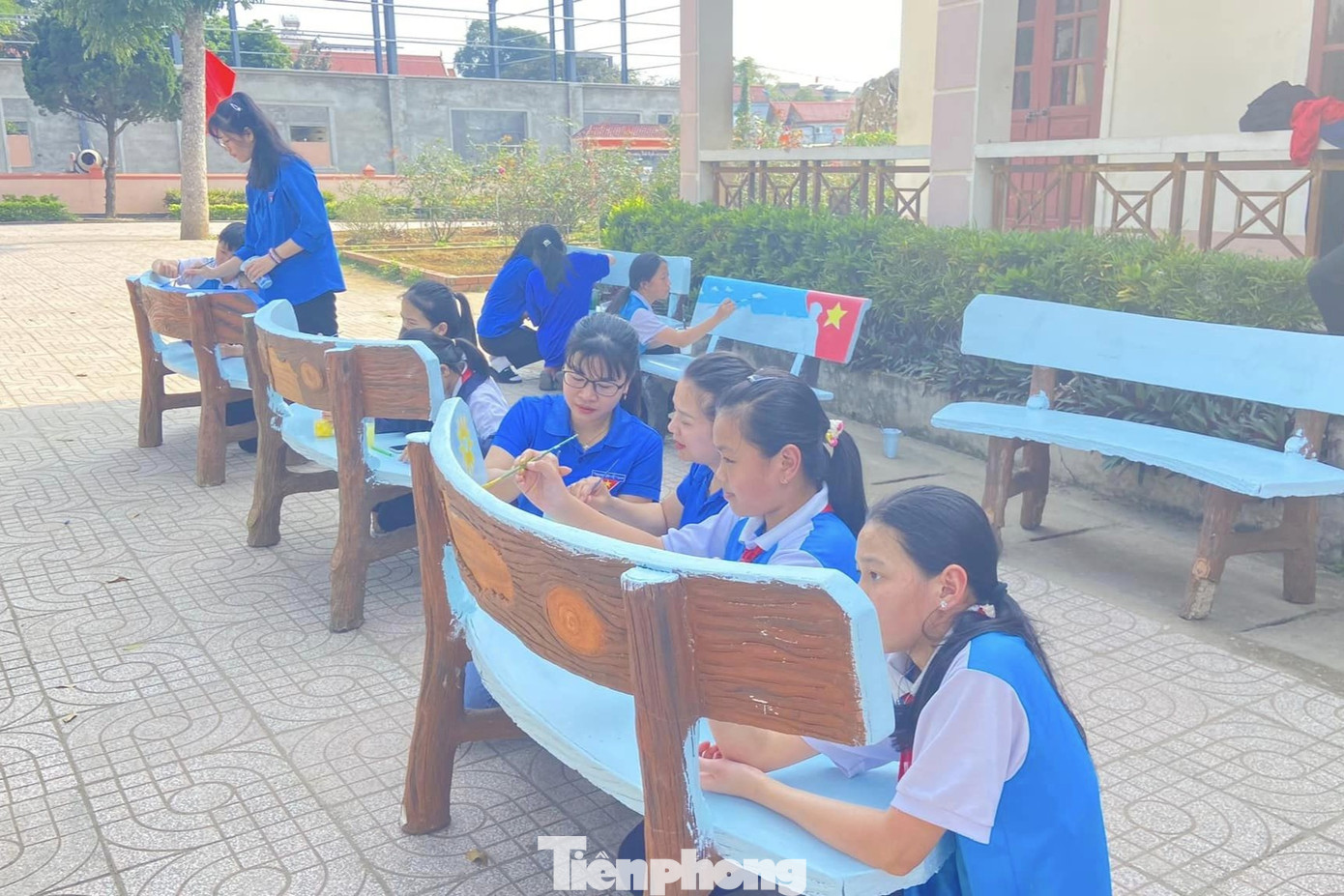 Tại thị xã Thái Hòa, những ngày qua, đoàn viên thanh niên cũng tích cực vẽ tranh trên ghế đá. Việc thay “áo mới” cho ghế đá không chỉ tạo cảnh quan mà còn truyền đi những thông điệp ý nghĩa.