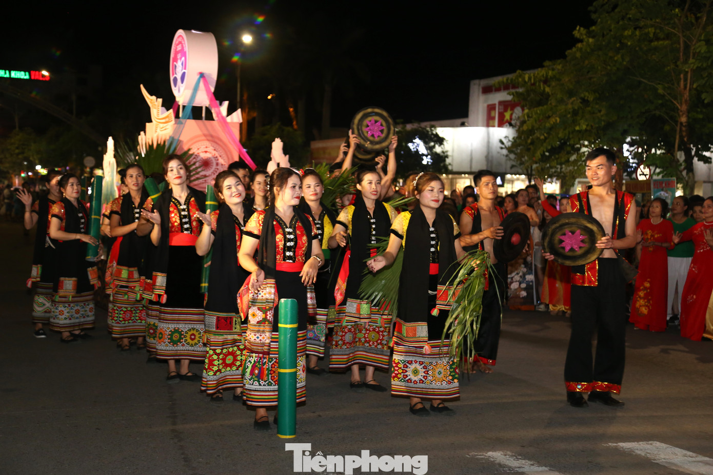 Chương trình có sự tham gia của hơn 1.000 nghệ sĩ, diễn viên, nghệ nhân đến từ Trung tâm nghệ thuật truyền thống tỉnh Nghệ An, đoàn nghệ thuật hai tỉnh Hà Tĩnh, Thanh Hóa và đoàn nghệ thuật quần chúng các huyện, thành phố, thị xã trong tỉnh, hội dân vũ các phường của thành phố Vinh. Chương trình có sự tham gia của hơn 1.000 nghệ sĩ, diễn viên, nghệ nhân đến từ Trung tâm nghệ thuật truyền thống tỉnh Nghệ An, đoàn nghệ thuật hai tỉnh Hà Tĩnh, Thanh Hóa và đoàn nghệ thuật quần chúng các huyện, thành phố, thị xã trong tỉnh, hội dân vũ các phường của thành phố Vinh.