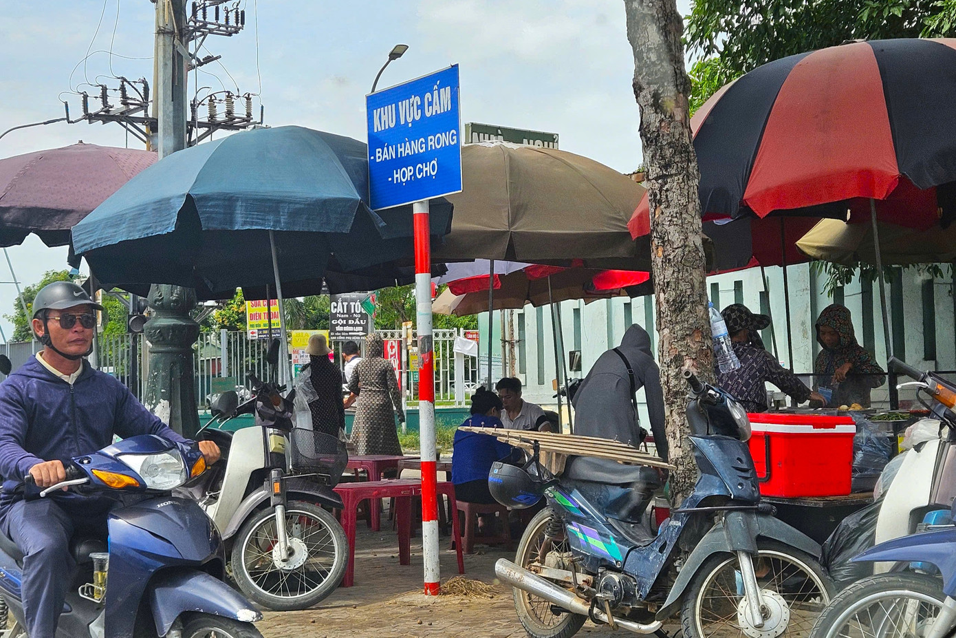 Mặc dù cơ quan chức năng đã có nhiều biện pháp, tích cực kiểm tra, xử lý các hành vi vi phạm, cắm biển cấm bán hàng rong, họp chợ nhưng tình trạng này vẫn diễn ra, chưa được xử lý dứt điểm.