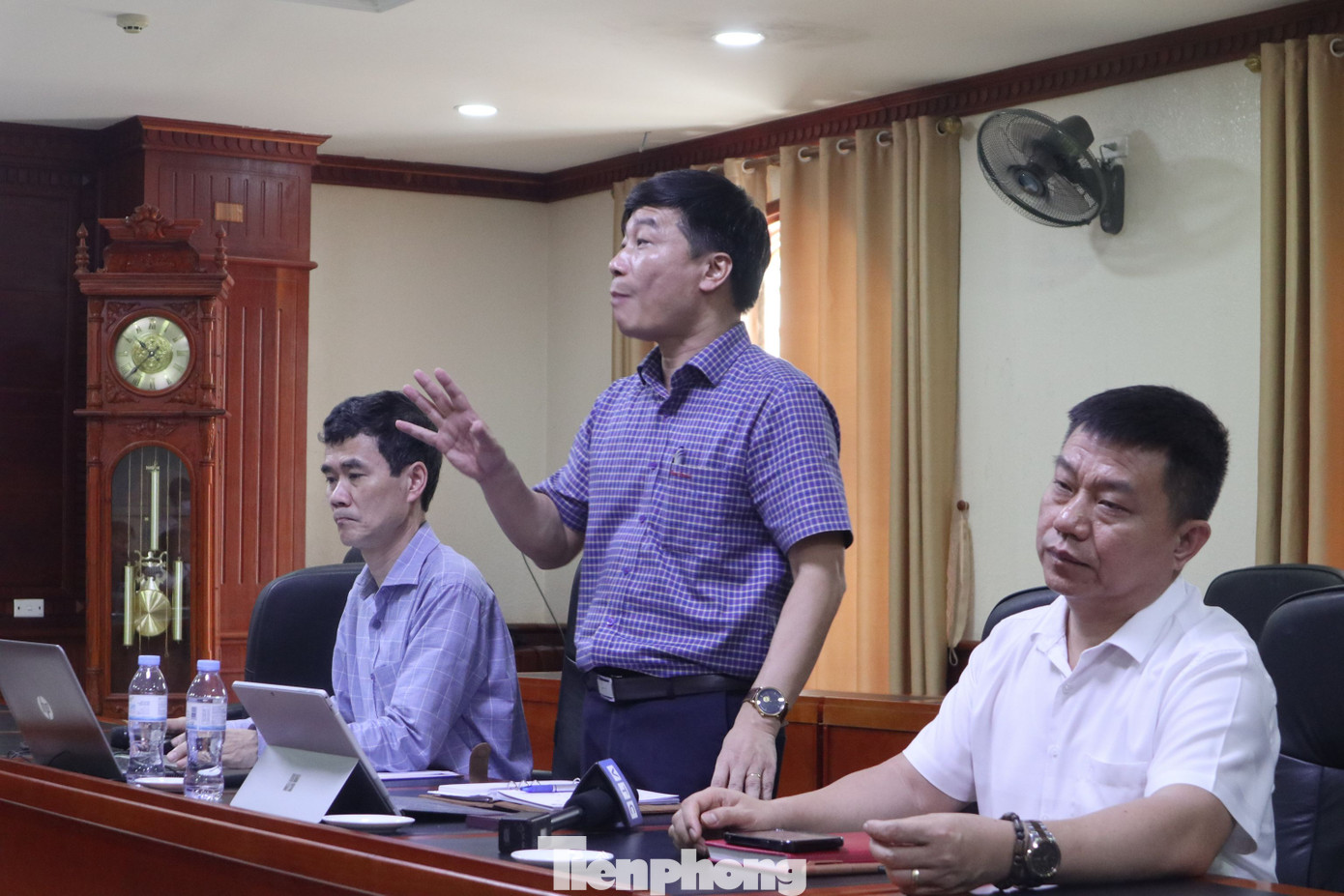 Ông Phạm Xuân Chung – Hiệu trưởng trường THPT chuyên Đại học Vinh trả lời báo chí liên quan đến sự việc của em N. Ông Phạm Xuân Chung – Hiệu trưởng trường THPT chuyên Đại học Vinh trả lời báo chí liên quan đến sự việc của em N.