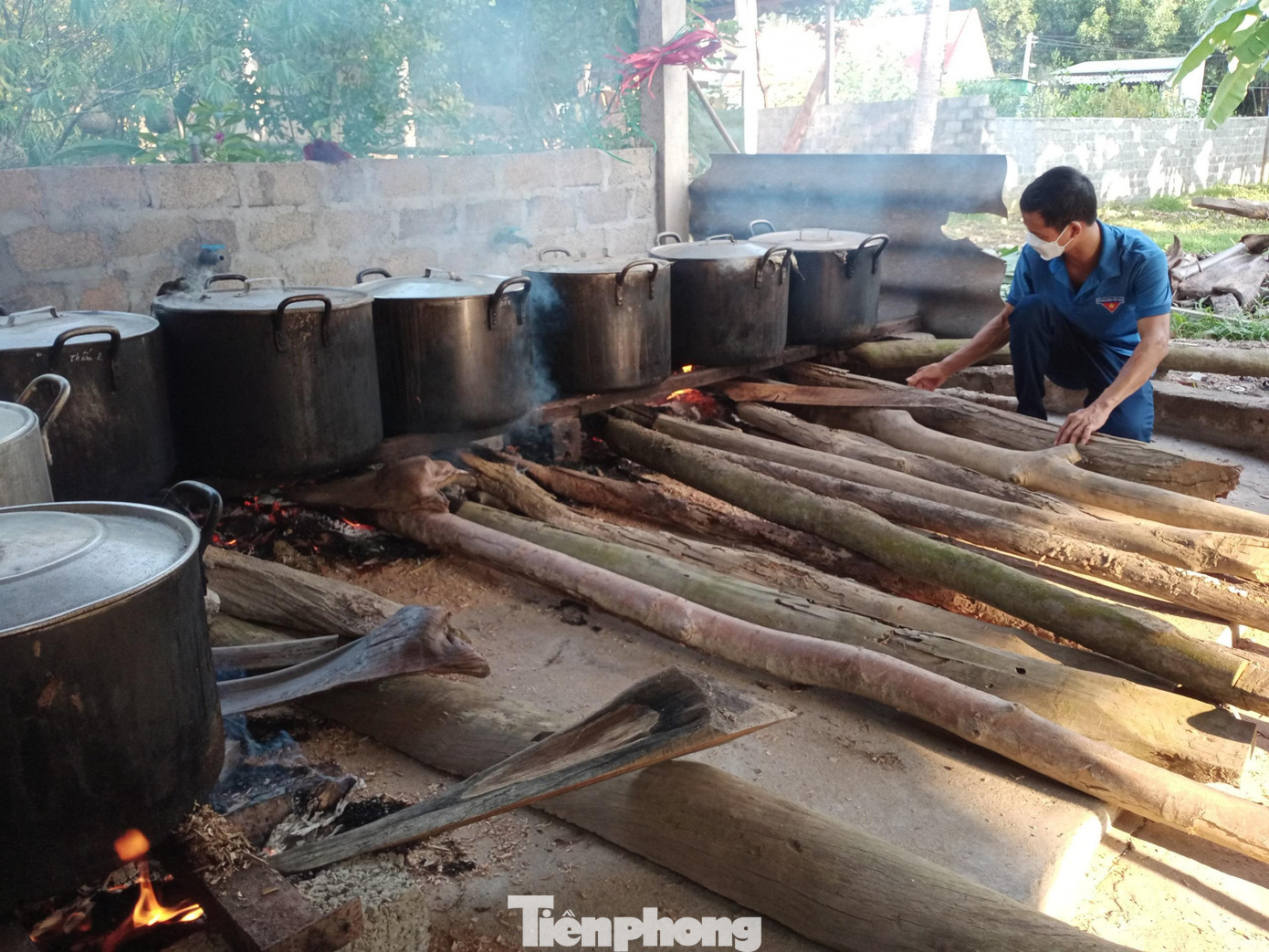 Nhiều nồi lớn được sắp bánh nấu cùng một lúc