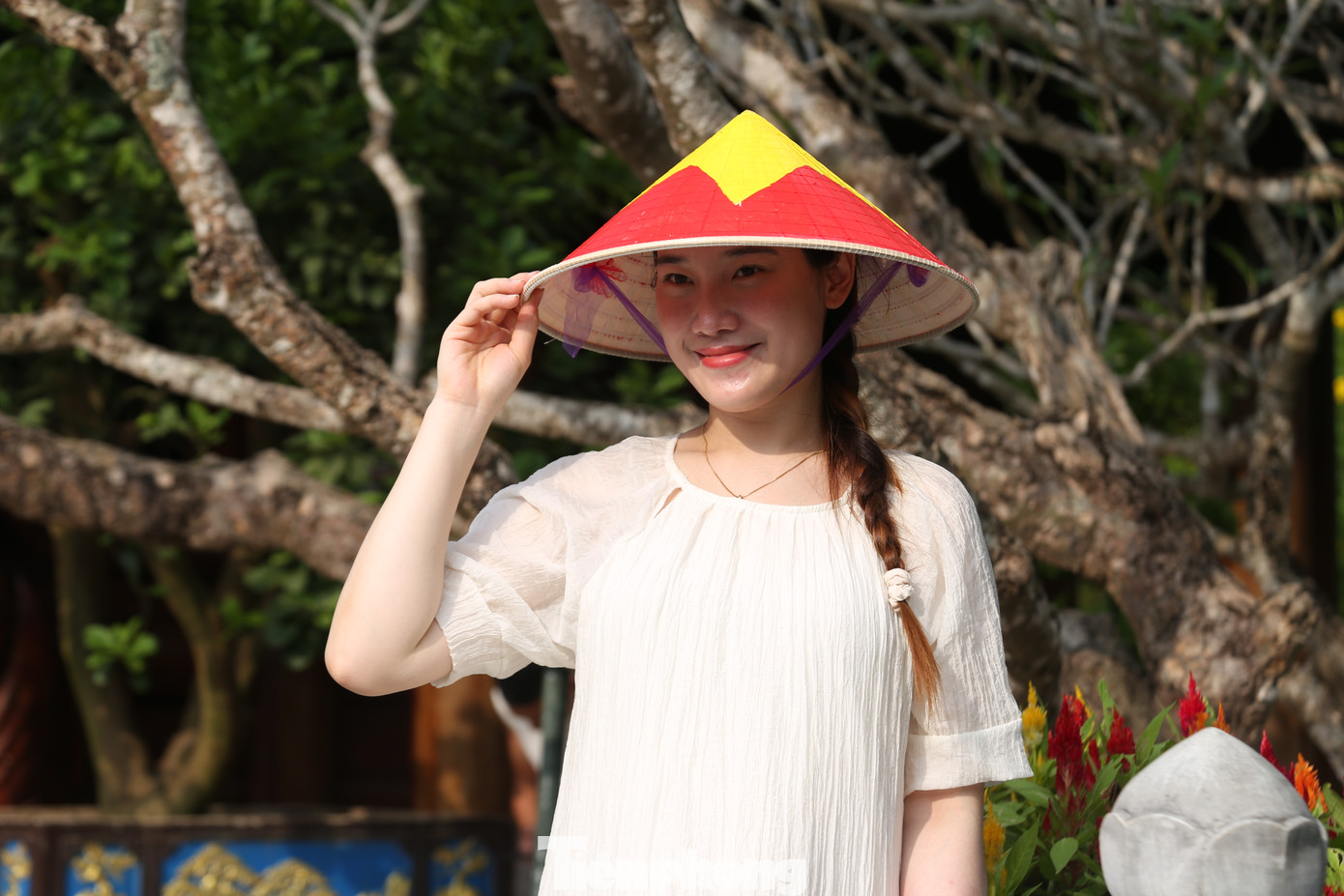 Du khách lưu giữ khoảnh khắc đẹp khi về thăm quê Bác.