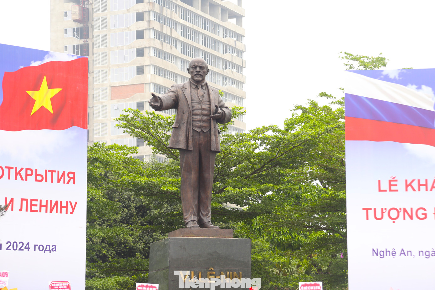 Tượng Lê Nin có trọng lượng 4,5 tấn, chiều cao 3,6 m, chất liệu làm bằng đồng nguyên chất.