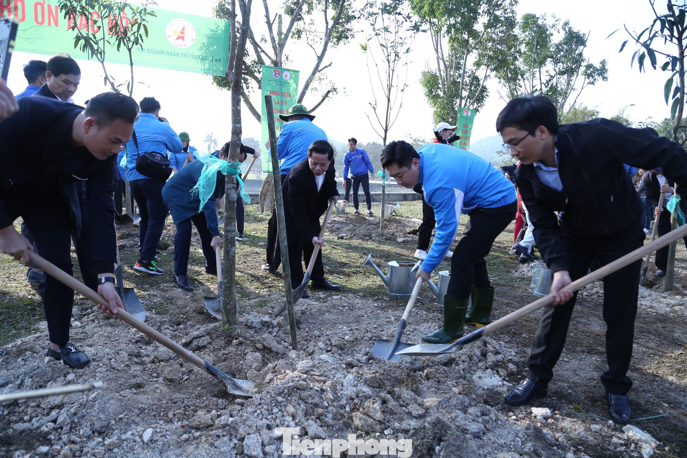 Anh Lê Văn Lương - Ủy viên Ban Thường vụ T.Ư Đoàn, Bí thư Tỉnh Đoàn Nghệ An; anh Nguyễn Đàm Văn - Chủ tịch Hội Doanh nhân trẻ tỉnh Nghệ An trồng cây xanh.