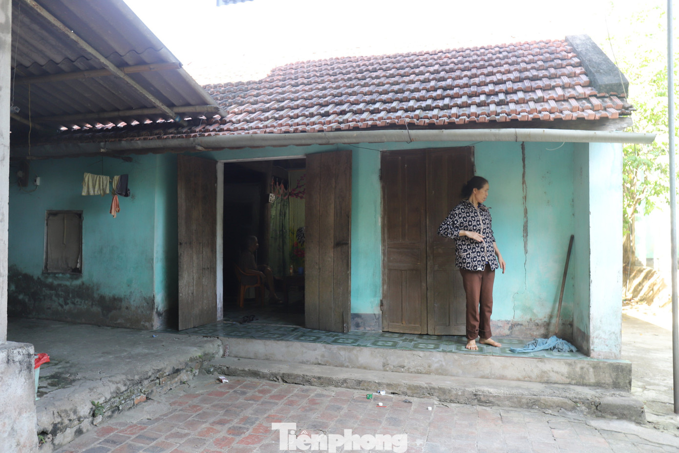 Những căn nhà được xây dựng cách đây hơn 30 năm nay đã xuống cấp, hư hỏng nhiều chỗ.