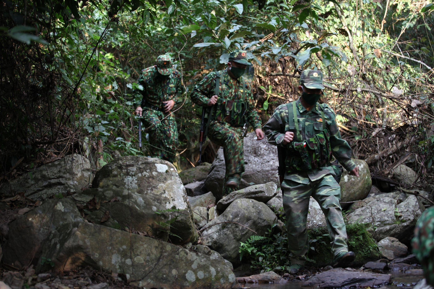 Chiến sỹ Biên phòng đạp đá, lội suối tuần tra chống dịch COVID-19 Chiến sỹ Biên phòng đạp đá, lội suối tuần tra chống dịch COVID-19