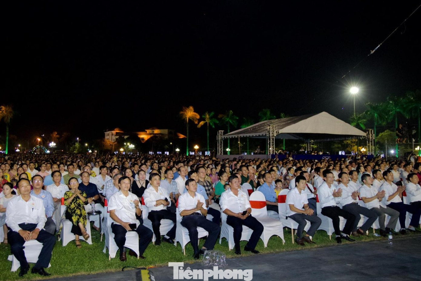 Các đại biểu và đông đảo người dân tham dự buổi lễ Các đại biểu và đông đảo người dân tham dự buổi lễ