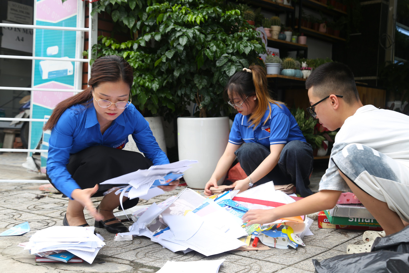 Bất cứ ai cũng có thể mang chai nhựa, vỏ lon, sách, giấy vụn đến để đổi lấy cây xanh. Bất cứ ai cũng có thể mang chai nhựa, vỏ lon, sách, giấy vụn đến để đổi lấy cây xanh.