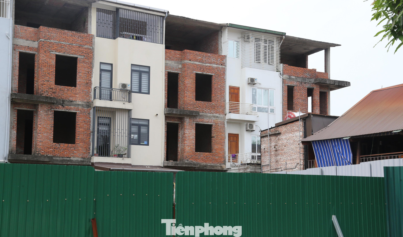 Xen kẽ giữa những căn liền kề đang bỏ hoang là một số căn đã được hoàn thiện và đưa vào sử dụng.