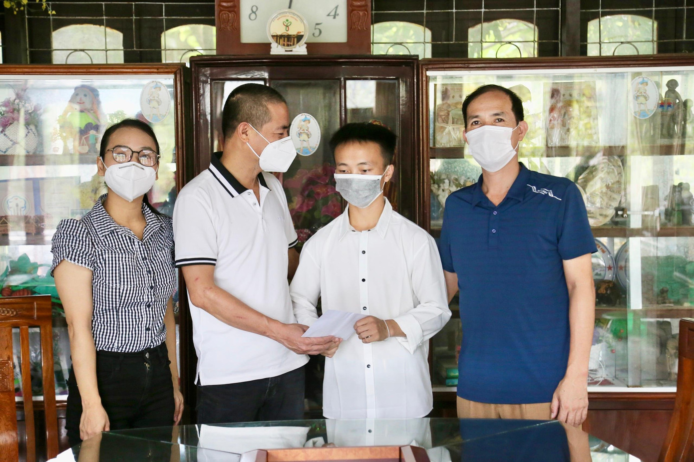 Trưởng đại diện báo Tiền Phong tại Nghệ An Trần Quang Long trao 20 triệu đồng của công ty ATP giúp đỡ em Xồng Bá Hùa Trưởng đại diện báo Tiền Phong tại Nghệ An Trần Quang Long trao 20 triệu đồng của công ty ATP giúp đỡ em Xồng Bá Hùa