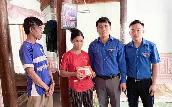 Người thân em Lương Mạnh Tuấn nhận huy hiệu "Tuổi trẻ dũng cảm" của Trung ương Đoàn TNCS Hồ Chí Minh Người thân em Lương Mạnh Tuấn nhận huy hiệu "Tuổi trẻ dũng cảm" của Trung ương Đoàn TNCS Hồ Chí Minh