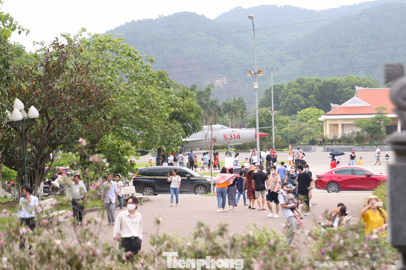 Dịp nghỉ lễ 30/4 và 1/5 năm nay, Khu Di tích Lịch sử quốc gia Truông Bồn là điểm đến của đông đảo du khách trong và ngoài tỉnh. Dịp nghỉ lễ 30/4 và 1/5 năm nay, Khu Di tích Lịch sử quốc gia Truông Bồn là điểm đến của đông đảo du khách trong và ngoài tỉnh.