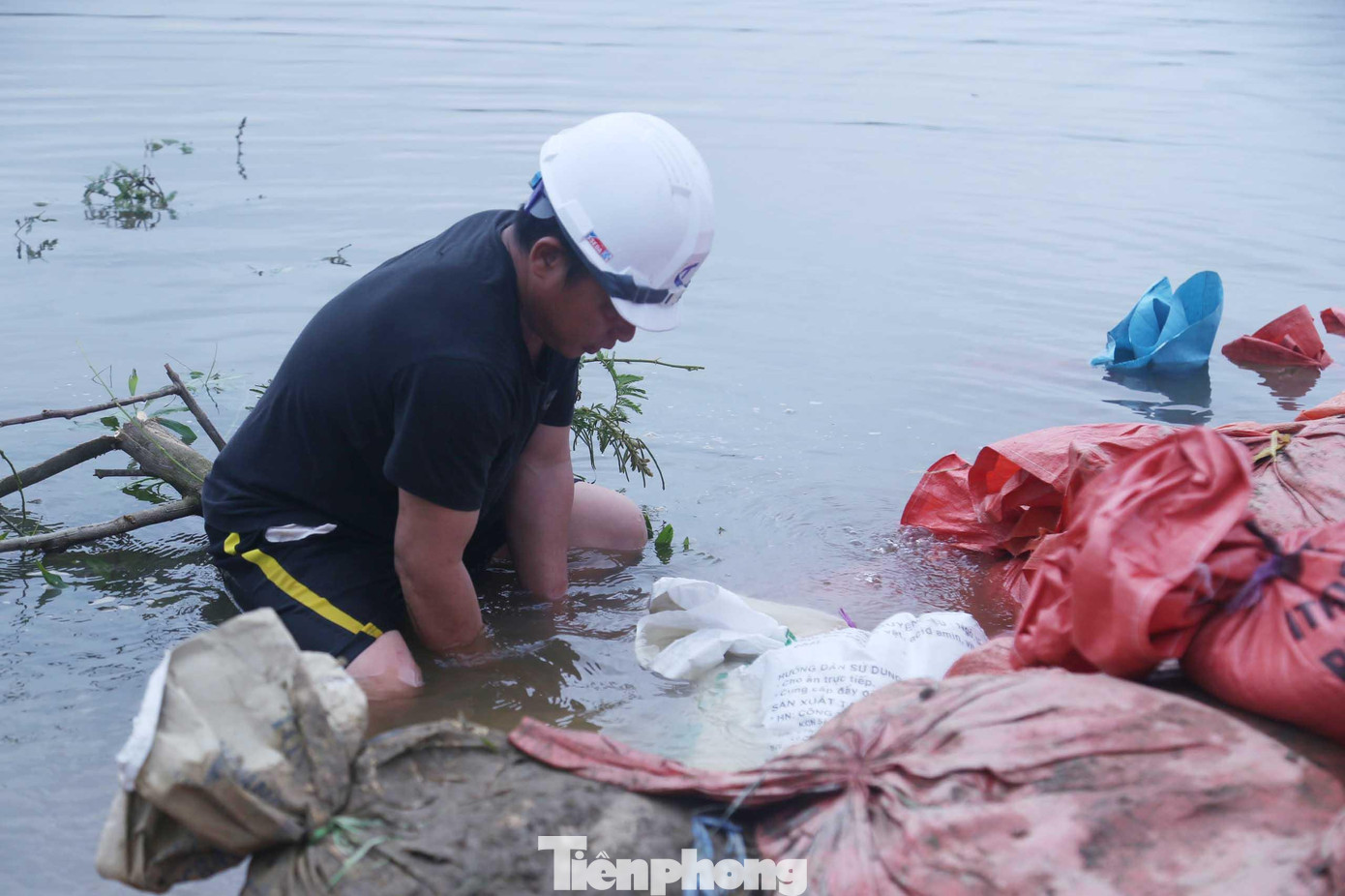 Dù đã cơ bản khắc phục được sự cố vỡ đê, tuy nhiên, trước diễn biến thời tiết thất thường, nước từ thượng nguồn đổ về lớn nguy cơ tái vỡ đê vẫn còn hiện hữu.