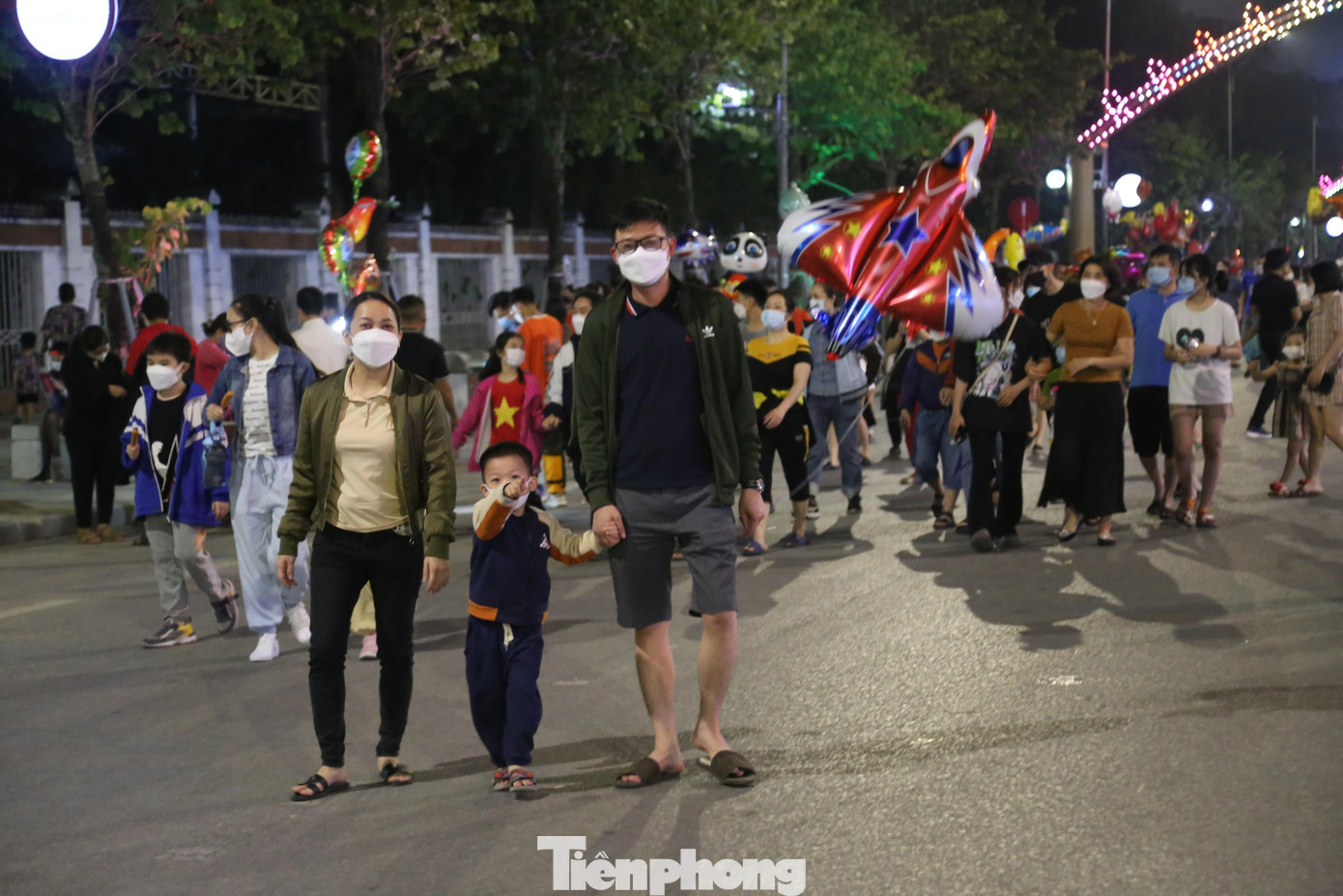 Nhiều gia đình cũng dẫn theo con nhỏ đến vui chơi buổi tối đầu tiên thí điểm phố đi bộ.