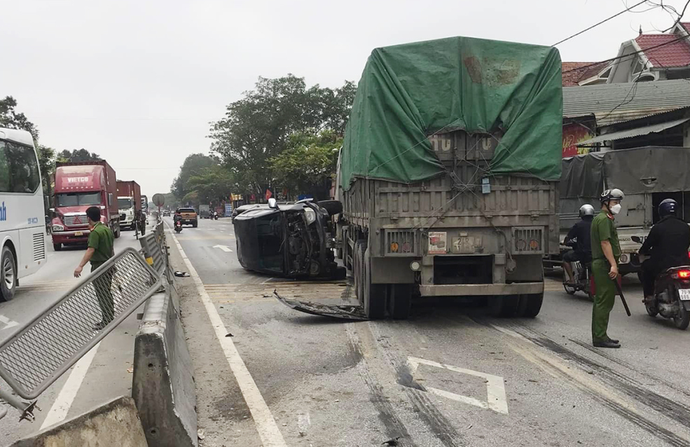 Lực lượng chức năng có mặt tại hiện trường để điều tiết giao thông Lực lượng chức năng có mặt tại hiện trường để điều tiết giao thông