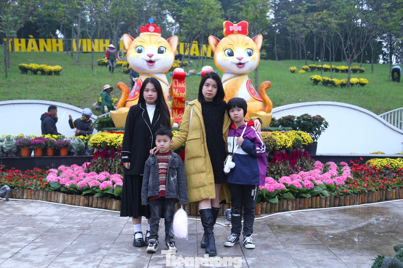 "Tôi là người Quảng Nam lấy chồng về thành phố Vinh. Nghe nói đường hoa có cặp linh vật mèo rất dễ thương nên tôi đưa các con ra chụp ảnh. Các cháu rất thích", chị Nguyễn Thị Trang chia sẻ.