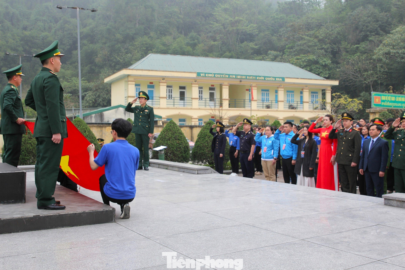 Trong khuôn khổ chương trình, đoàn cũng đã đến thăm, tìm hiểu ý nghĩa cột mốc quốc giới Việt Nam - Lào số 405 (xã Nậm Cắn, huyện Kỳ Sơn). Thăm, tặng quà Công an xã và Đồn Biên phòng Nậm Cắn. Trong khuôn khổ chương trình, đoàn cũng đã đến thăm, tìm hiểu ý nghĩa cột mốc quốc giới Việt Nam - Lào số 405 (xã Nậm Cắn, huyện Kỳ Sơn). Thăm, tặng quà Công an xã và Đồn Biên phòng Nậm Cắn.