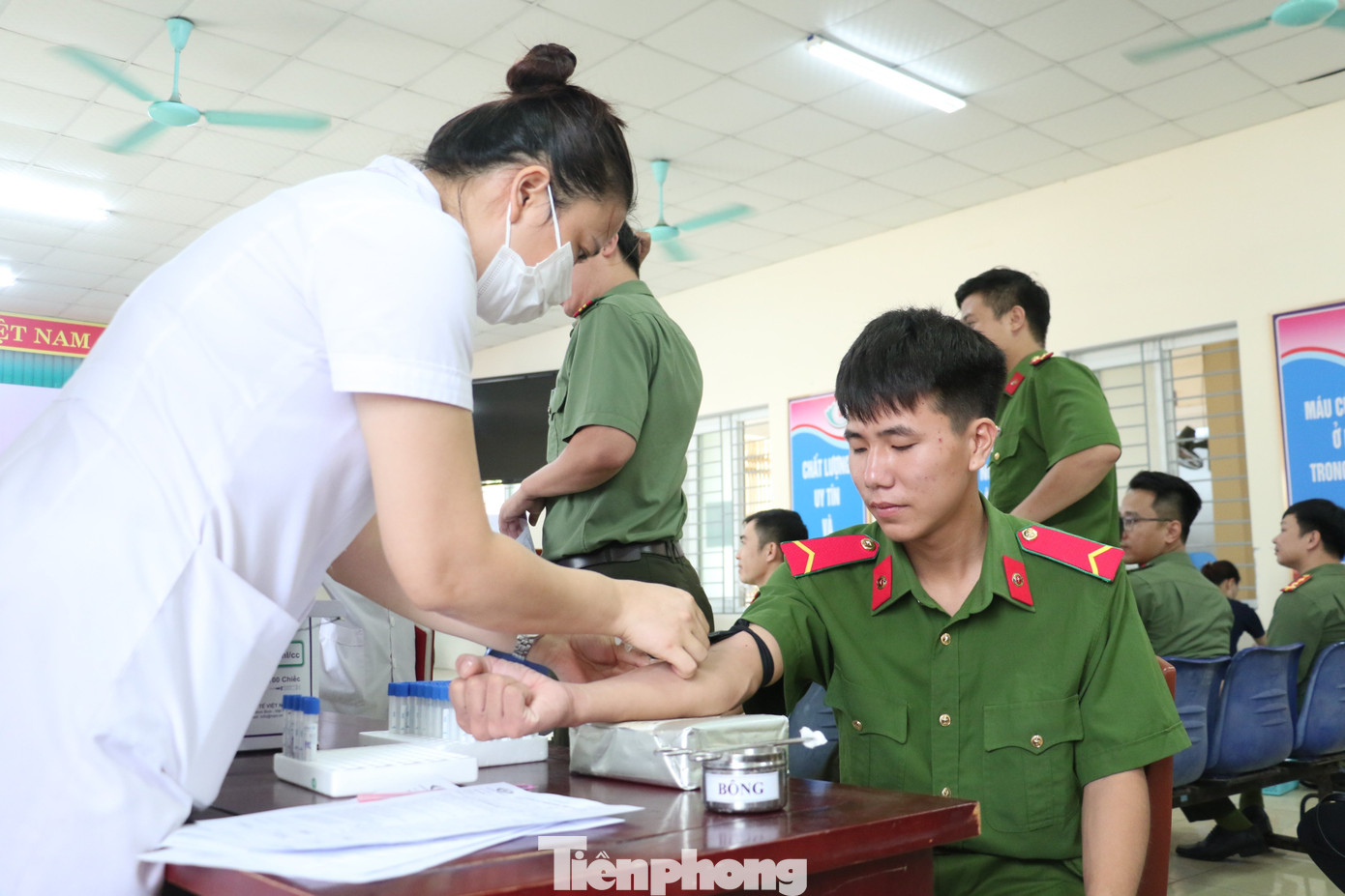 Thiếu tá Nguyễn Đình Khánh – Bí thư Đoàn thanh niên Công an tỉnh Nghệ An chia sẻ: “Qua phong trào hiến máu tình nguyện, Đoàn Thanh niên Công an tỉnh đã phát hiện nhiều tấm gương điển hình, không chỉ tích cực hiến máu mà còn vận động mọi người xung quanh cùng tham gia. Năm nay, song song với chương trình hiến máu nhân đạo, Đoàn Thanh niên Công an tỉnh tổ chức hoạt động kích hoạt tài khoản định danh điện tử tại chỗ cho các y bác sĩ, nhân viên y tế Trung tâm huyết học - Truyền máu tỉnh nhằm thể hiện tính xung kích trong việc thực hiện chuyển đổi số, mọi lúc, mọi nơi”.