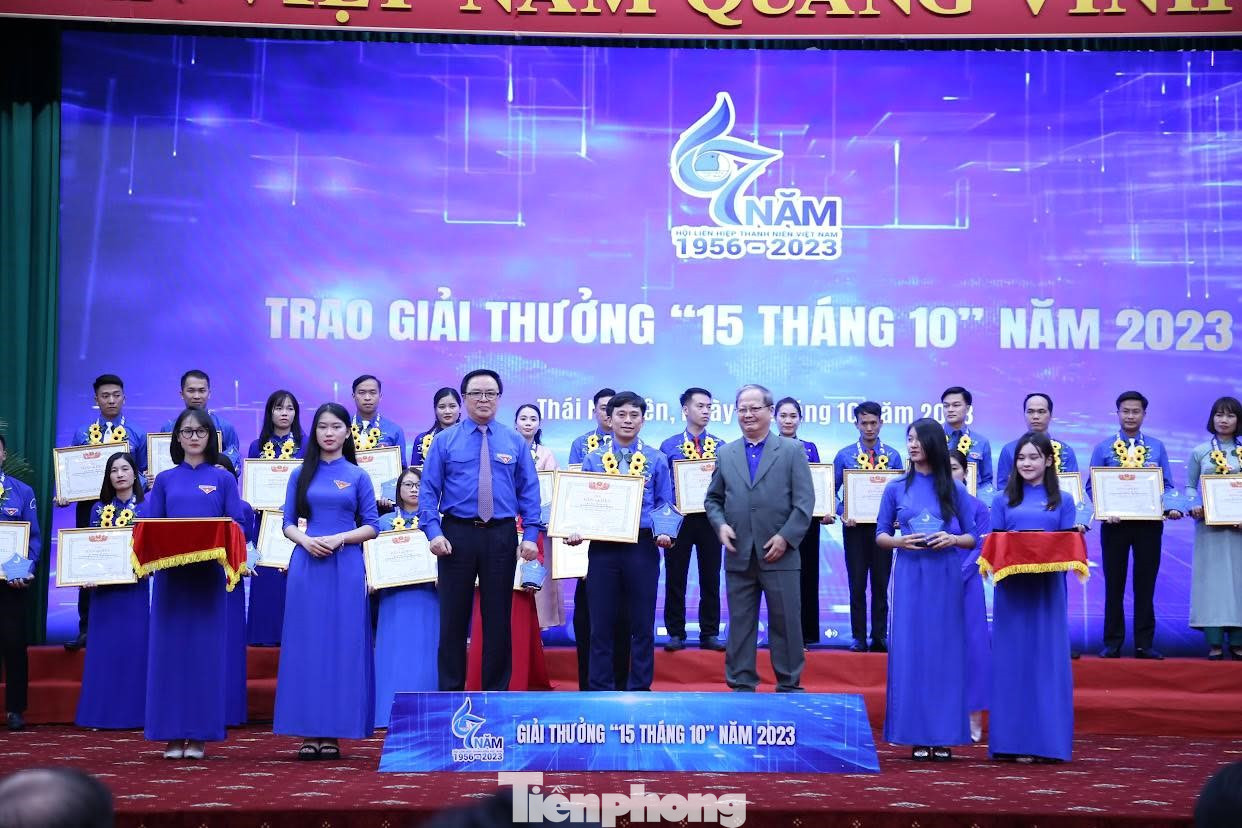 Anh Ngô Thành Công vinh dự được Trung ương Hội Liên hiệp Thanh niên Việt Nam trao giải thưởng “15 tháng 10” năm 2023.