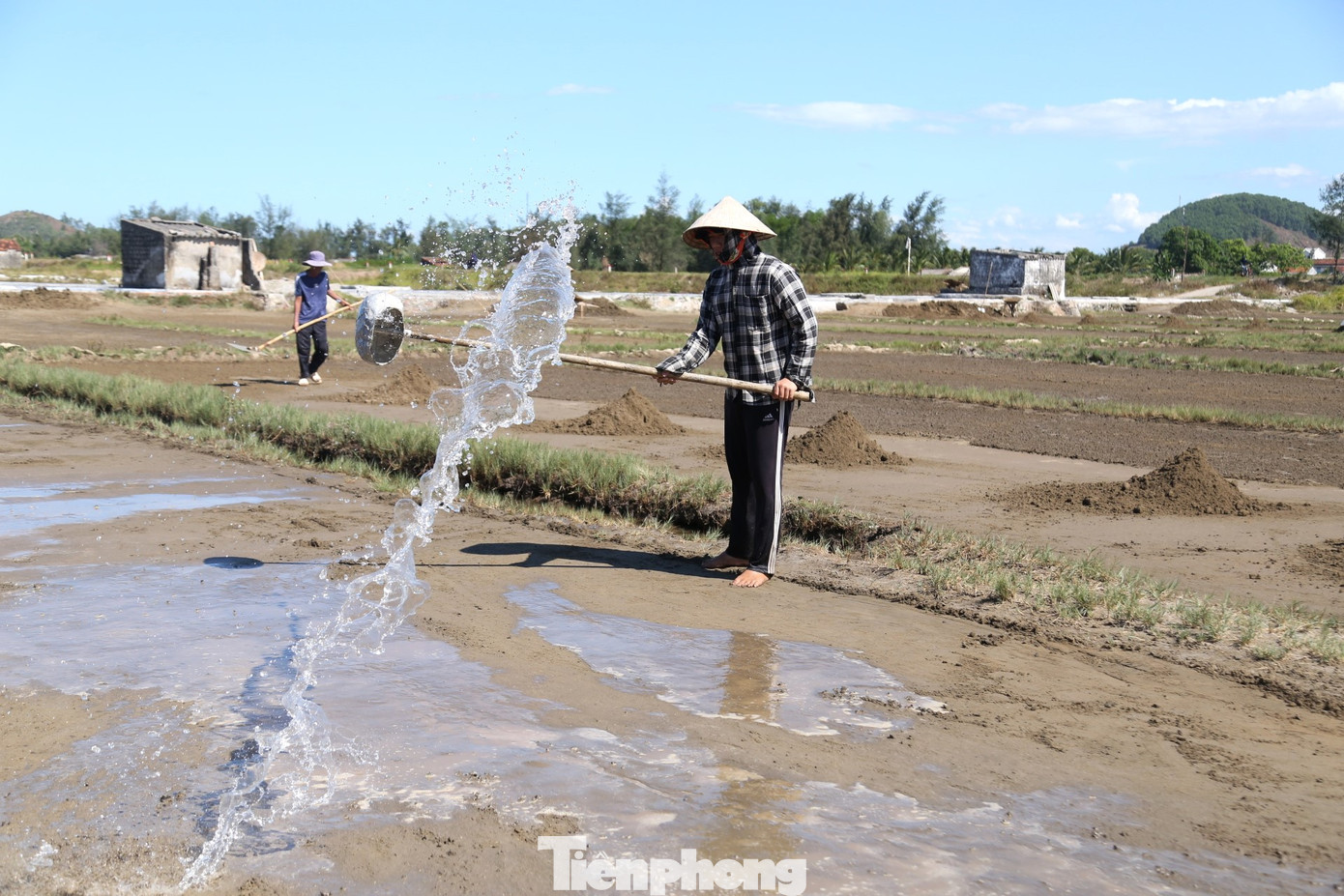 Thu nhập thấp nhưng hiện người làm muối tại xã Quỳnh Thuận còn phải đối mặt với nhiều khó khăn khác trong sản xuất như nước biển ngày càng bị ngọt hóa và chất đất cũng bị thoái hóa, khó sản xuất ra muối đạt chất lượng, năng suất cao như trước đây.