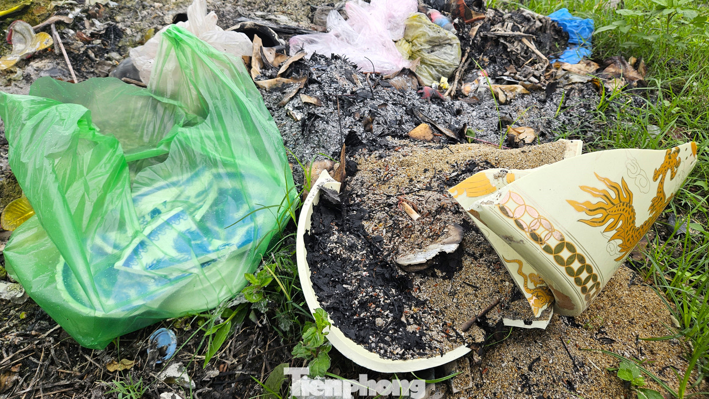 Từ bao nilon, vỏ chai nhựa, thức ăn thừa đến đồ thờ cúng,… bị vứt ngổn ngang dọc bờ sông. Từ bao nilon, vỏ chai nhựa, thức ăn thừa đến đồ thờ cúng,… bị vứt ngổn ngang dọc bờ sông.