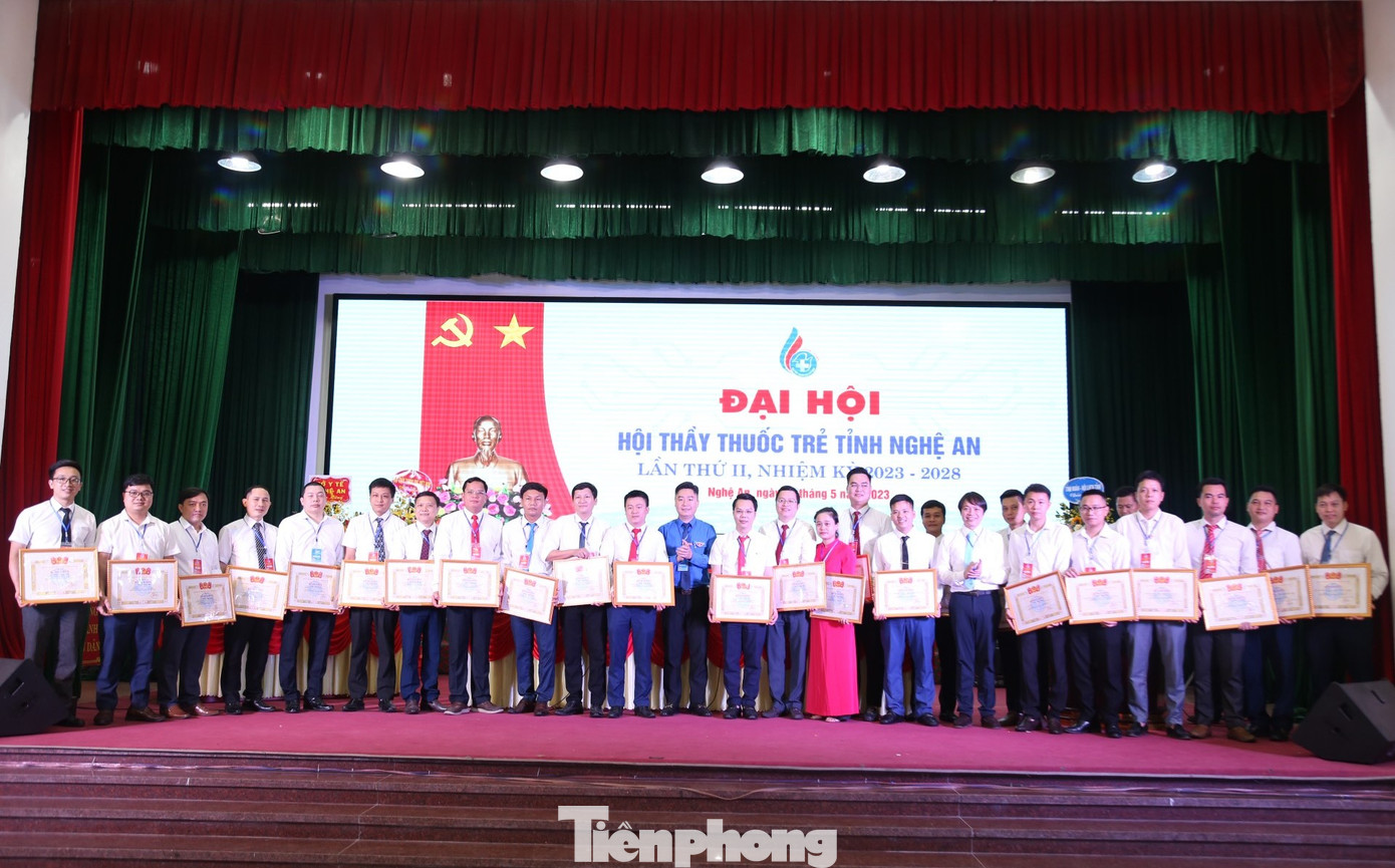 Dịp này, Ban chấp hành Trung ương Hội Thầy thuốc trẻ Việt Nam tặng Bằng khen cho 6 tập thể và 21 cá nhân đã có thành tích trong công tác tình nguyện, chăm sóc sức khỏe cộng đồng giai đoạn 2016 – 2022. Dịp này, Ban chấp hành Trung ương Hội Thầy thuốc trẻ Việt Nam tặng Bằng khen cho 6 tập thể và 21 cá nhân đã có thành tích trong công tác tình nguyện, chăm sóc sức khỏe cộng đồng giai đoạn 2016 – 2022.