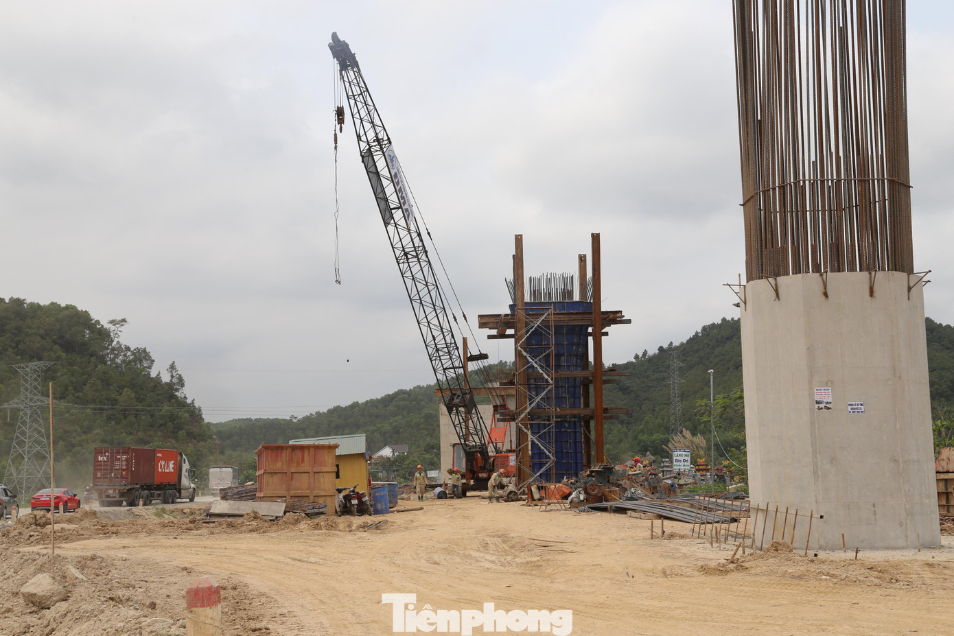 Dự án xây dựng quy mô 6 làn xe, nền đường 32,25m, vận tốc thiết kế 100 - 120km/h. Trước mắt, tại giai đoạn phân kỳ, dự án xây dựng quy mô 4 làn xe, nền đường 17m, vận tốc thiết kế 80km/h. Dự án xây dựng quy mô 6 làn xe, nền đường 32,25m, vận tốc thiết kế 100 - 120km/h. Trước mắt, tại giai đoạn phân kỳ, dự án xây dựng quy mô 4 làn xe, nền đường 17m, vận tốc thiết kế 80km/h.