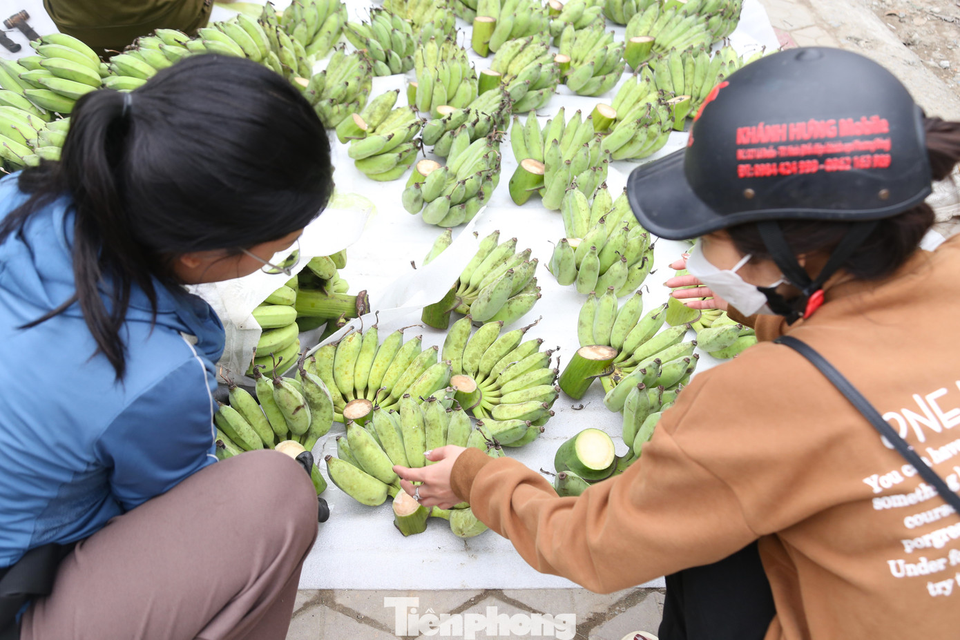 Người bán hàng giải thích, nải chuối lẻ giá đắt vì hiếm, số nải chuối lẻ trong một buồng chuối cũng không nhiều. Hơn nữa, theo quan niệm dân gian, nải chuối có số quả lẻ tượng trưng cho sự may mắn.