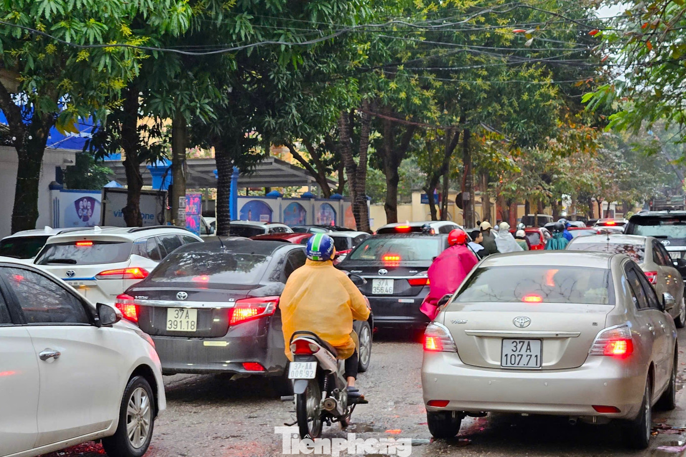 Hiện, cơ sở hạ tầng giao thông tại TP. Vinh phát triển chưa tương xứng với tốc độ gia tăng phương tiện, đặc biệt là ô tô, nên bài toán ùn tắc giao thông vẫn là vấn đề nan giải. Trong ảnh: Các phương tiện di chuyển khó khăn trên đường Đinh Công Tráng.