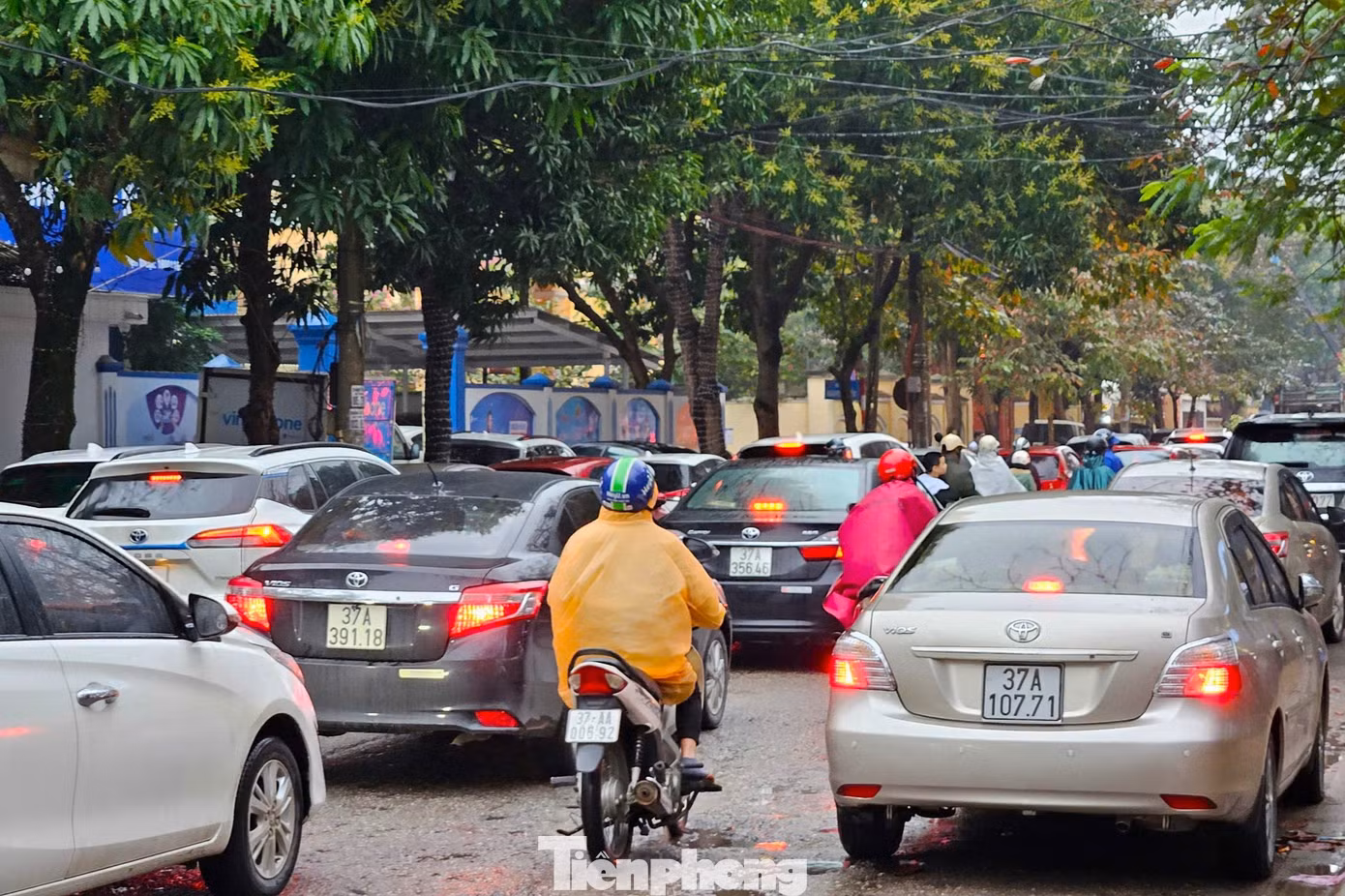 Hiện, cơ sở hạ tầng giao thông tại TP. Vinh phát triển chưa tương xứng với tốc độ gia tăng phương tiện, đặc biệt là ô tô, nên bài toán ùn tắc giao thông vẫn là vấn đề nan giải. Trong ảnh: Các phương tiện di chuyển khó khăn trên đường Đinh Công Tráng.
