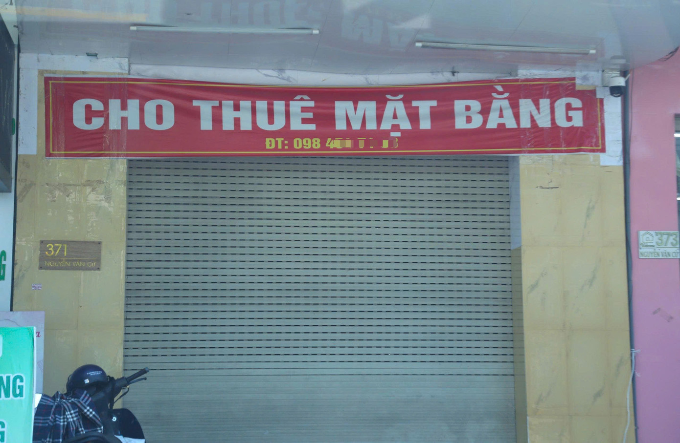 Tuyến đường Nguyễn Văn Cừ (phường Trường Vinh) là phố kinh doanh sầm uất, tuy nhiên đây cũng là tuyến đường có nhiều cửa hàng đóng cửa nhất hiện nay. Giá thuê mặt bằng kinh doanh ở đây dao động từ 10 - 50 triệu đồng/tháng, tùy vào vị trí và diện tích. Đây là mức giá mà người thuê rất khó tiếp cận trong thời buổi kinh doanh khó khăn hiện nay.