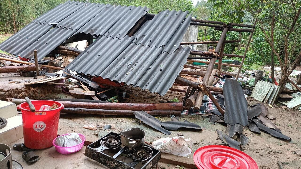 Mưa đá kèm lốc xoáy khiến nhiều ngôi nhà đổ sập, tốc mái Mưa đá kèm lốc xoáy khiến nhiều ngôi nhà đổ sập, tốc mái