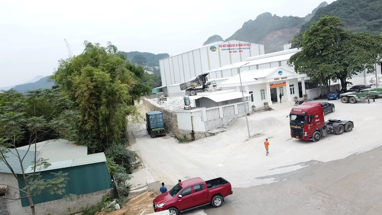 Có nhà chỉ cách nhà máy chế biến bột đá khoảng 10m. Có nhà chỉ cách nhà máy chế biến bột đá khoảng 10m.