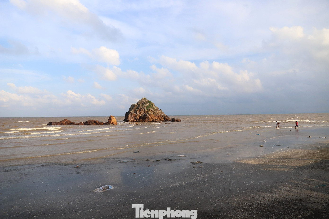 Ông Phan Văn Thuyên, Chủ tịch xã Diễn Hải, cho biết: “Trước đó chính quyền sở tại đã có thông báo để người dân tự giải tỏa các phòng nghỉ nhưng họ chưa chấp hành. Xã cũng đang kêu gọi doanh nghiệp đầu tư, khai phá tiềm năng du lịch tại Hòn Câu. Hiện nay một đơn vị đang xúc tiến khảo sát đầu tư vào Hòn Câu, hi vọng thời gian tới tình hình du lịch tại đây sẽ khởi sắc”.