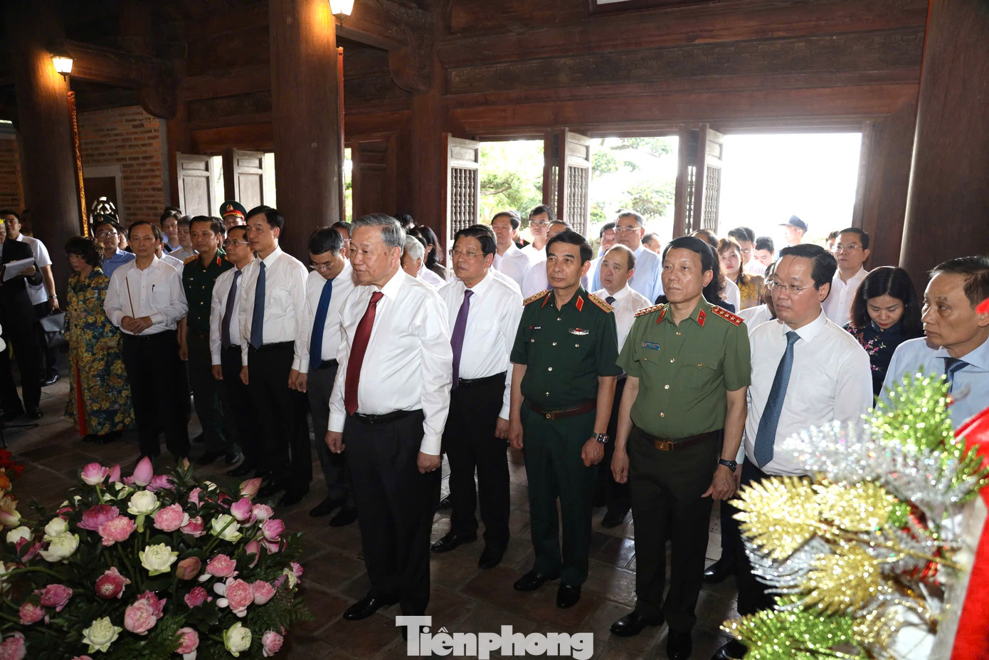 Tổng Bí thư Tô Lâm cùng đoàn đại biểu làm lễ dâng hoa, dâng hương tưởng niệm Chủ tịch Hồ Chí Minh.