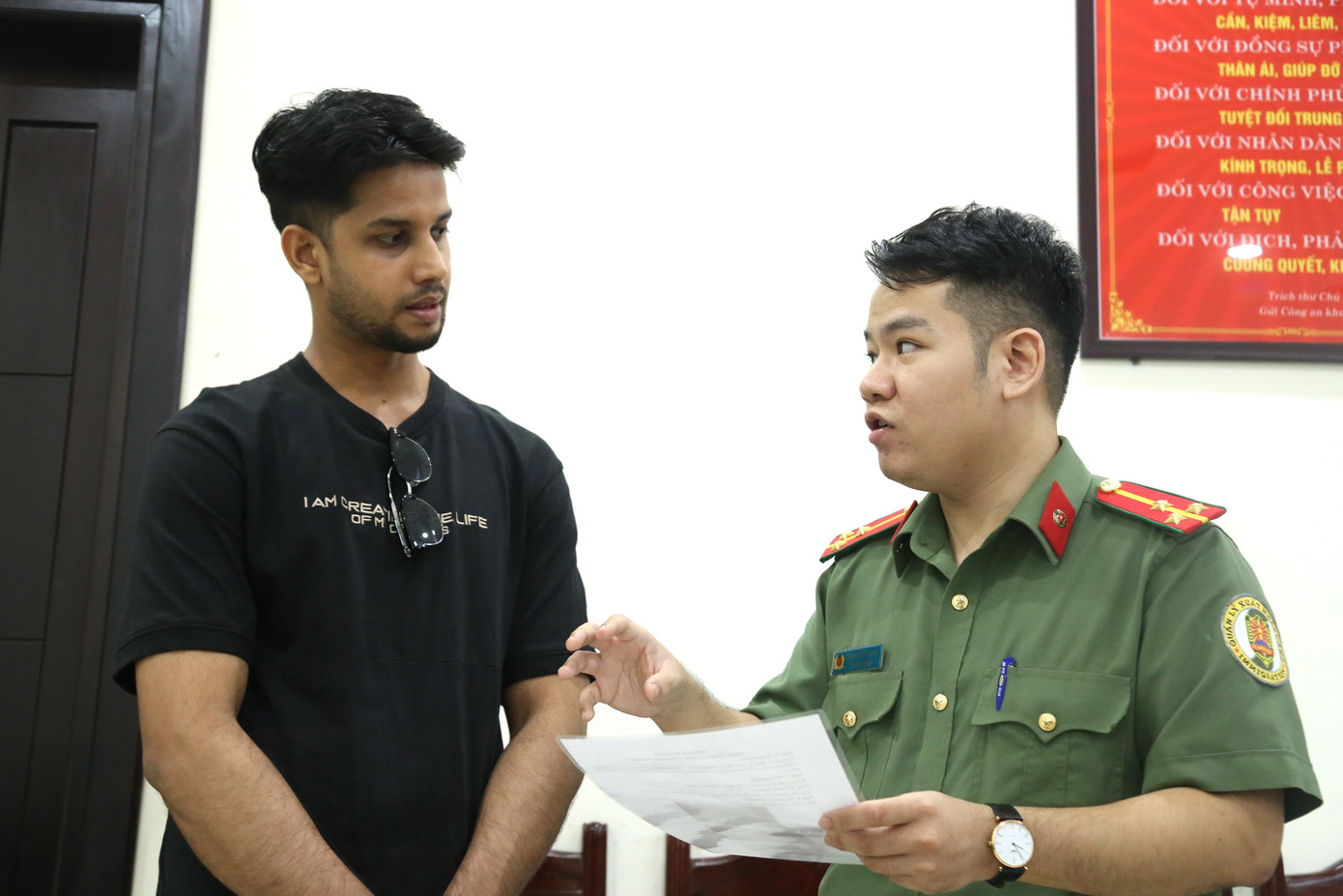 Là giáo viên dạy Yoga tại một trung tâm ở Nghệ An 5 năm nay, anh Abhishek (SN 1997, quốc tịch Ấn Độ, bên trái) cho biết, sau khi nghe thông báo từ ngày 1/7, Phòng Quản lý xuất nhập cảnh Công an tỉnh Nghệ An thực hiện đăng ký tài khoản định danh điện tử VNeID mức độ 2 cho người nước ngoài, anh đã cùng đồng nghiệp tới để nộp hồ sơ. “Khi tới Phòng Quản lý xuất nhập cảnh, chúng tôi được cán bộ công an tiếp đón nồng hậu và hướng dẫn tận tình. Mọi người rất thân thiện, các bước thực hiện cũng khá đơn giản, nhanh chóng. Chỉ mất khoảng 5 phút, tôi đã hoàn thiện các bước đăng ký tài khoản định danh điện tử mức độ 2”, anh Abhishek cho hay.