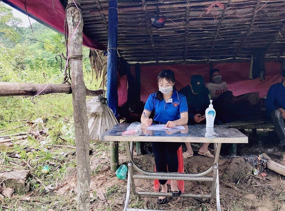 Áo xanh tham gia trực chốt phòng chống COVID-19