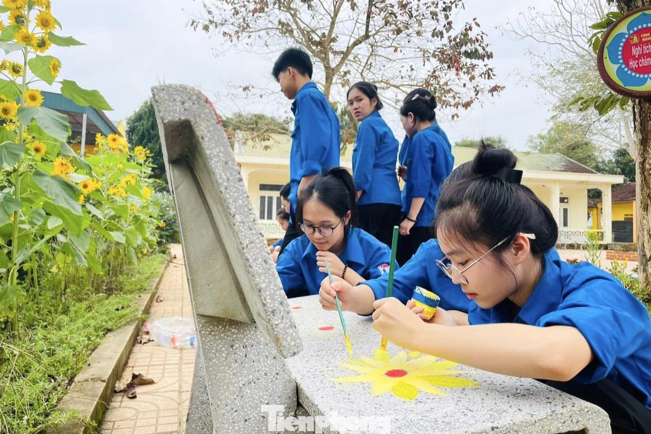 Tại huyện Nghĩa Đàn, hoạt động được triển khai ở 100 cơ sở Đoàn (trong sân trường, sân bóng thể thao, cụm liên gia,...). Những chiếc ghế đá phai màu, cũ kỹ, qua bàn tay khéo léo của các bạn đoàn viên, thanh niên đã khoác màu áo mới.