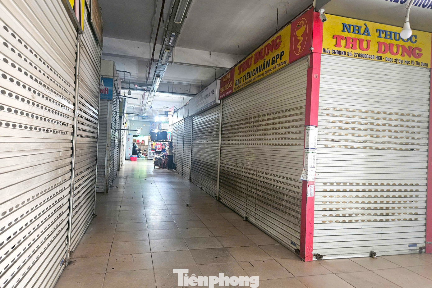 Ghi nhận của PV Tiền Phong sáng 29/5 tại chợ Vinh, hơn 1.000 ki-ốt ở tầng 1 và tầng 2 “cửa đóng then cửa”, ngừng kinh doanh. Đây là cảnh tượng chưa từng có, trái ngược hoàn toàn với khung cảnh sầm uất, nhộn nhịp thường thấy của khu chợ.