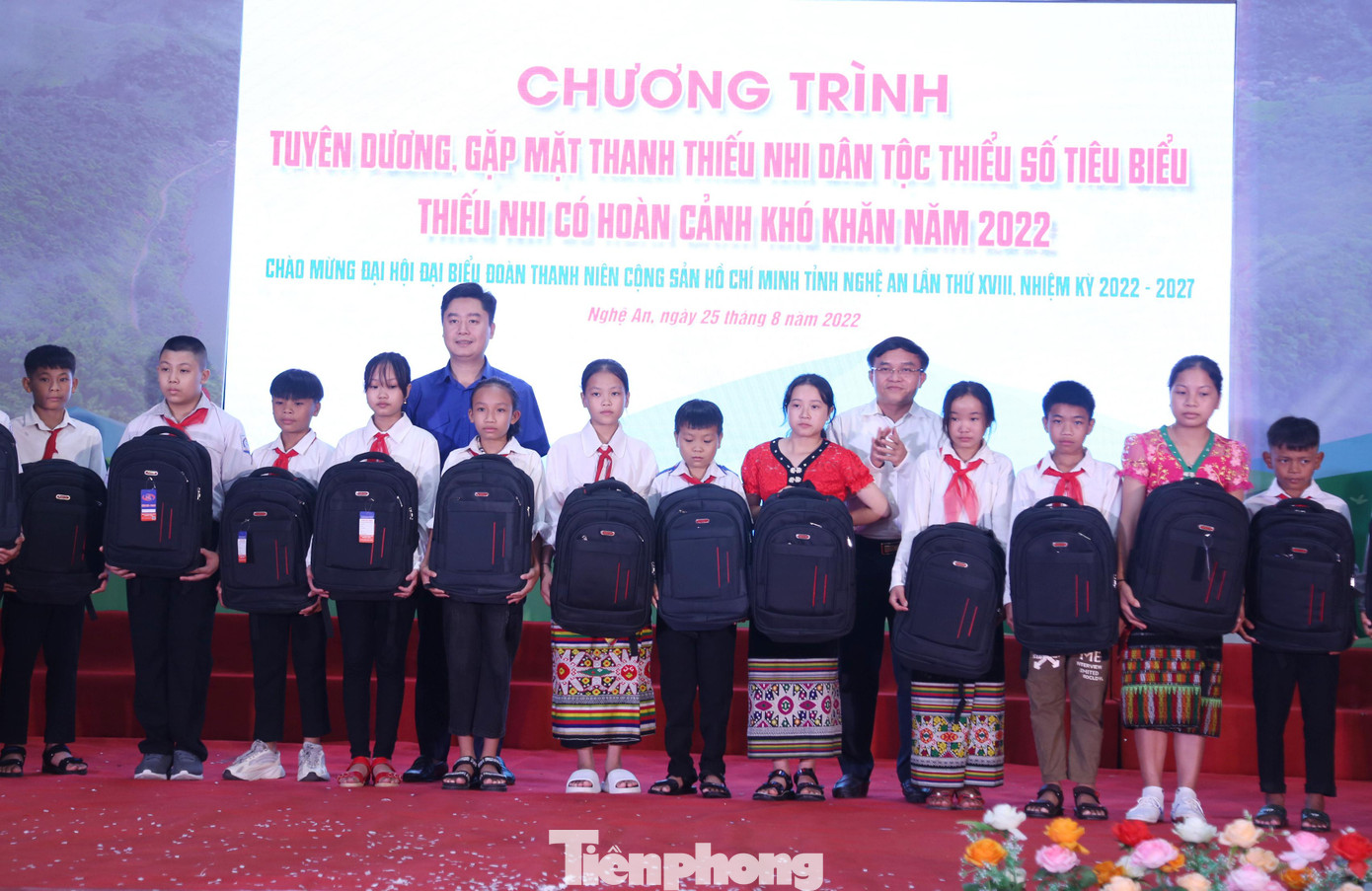 Tặng quà cho các em thiếu nhi dân tộc thiểu số, thiếu nhi có hoàn cảnh khó khăn vươn lên học tập tốt năm học 2021-2022 Tặng quà cho các em thiếu nhi dân tộc thiểu số, thiếu nhi có hoàn cảnh khó khăn vươn lên học tập tốt năm học 2021-2022