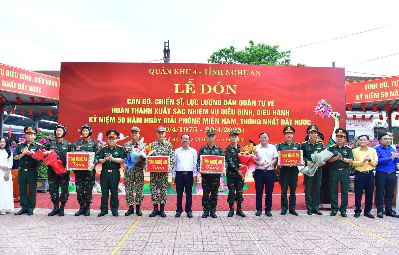 Lãnh đạo Quân khu 4, UBND tỉnh Nghệ An tặng quà các lực lượng tham gia thực hiện nhiệm vụ diễu binh, diễu hành kỷ niệm 50 năm Ngày Giải phóng miền Nam, thống nhất đất nước.