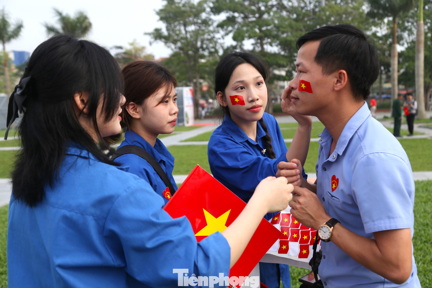 Các bạn đoàn viên thanh niên lan tỏa tinh thần yêu nước.
