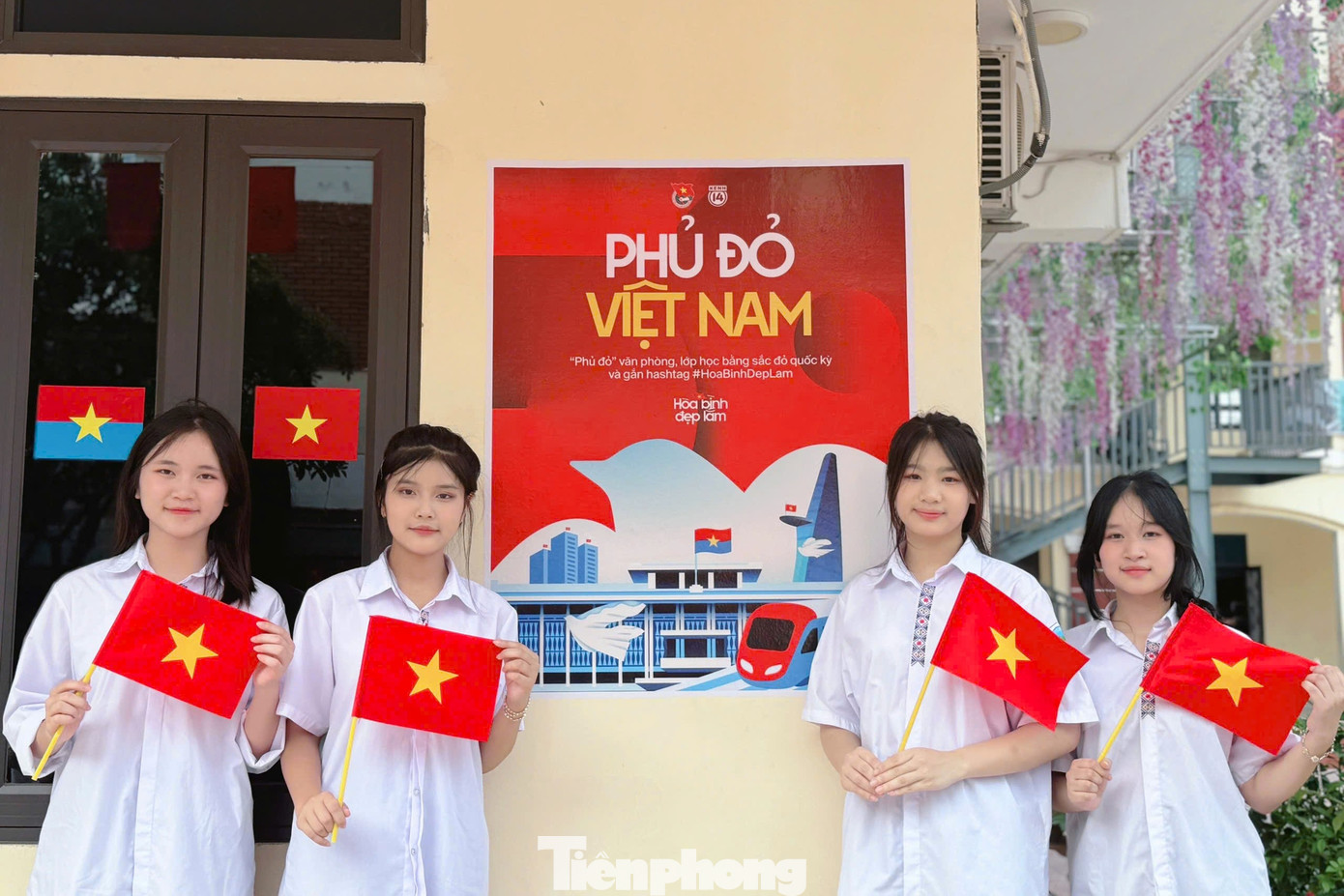 Cầm lá cờ Tổ quốc trên tay, mỗi học sinh đều mang trong tim mình niềm tự hào được sống trong hòa bình, tự do.