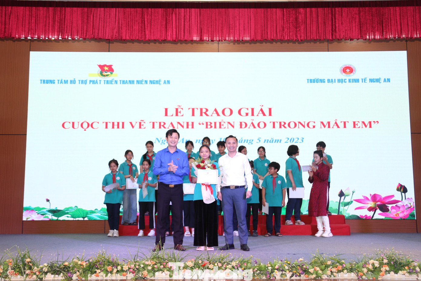 Trao giải Nhất cuộc thi “Vẽ tranh với chủ đề “Biển, đảo trong mắt em”. Trao giải Nhất cuộc thi “Vẽ tranh với chủ đề “Biển, đảo trong mắt em”.