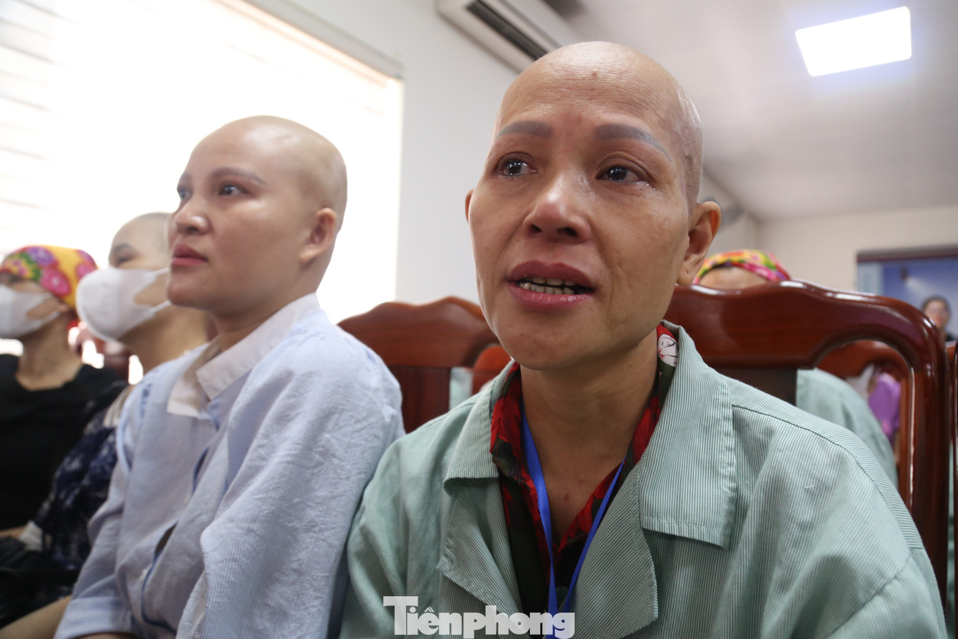 Đầu năm 2024, chị Nguyễn Thị Mỹ (46 tuổi, trú huyện Nghi Lộc, Nghệ An) phát hiện bị ung thư vú. Dù phát hiện bệnh giai đoạn đầu và chỉ mới hóa trị vài đợt, mái tóc đen dài của người phụ nữ đã rụng hết. “Trước đây, tóc tôi dài đẹp lắm, nhưng do bệnh nên đã rụng sạch. Từ ngày không còn tóc, tôi đội mũ, trùm khăn cả ngày vì mặc cảm. Đối với tôi, bộ tóc được tặng hôm nay thật sự có ý nghĩa lớn”, chị Mỹ rưng rưng.